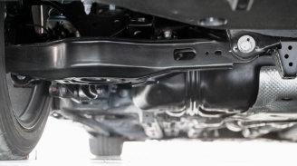 Неліктен сәнді автомобильдер «берік алюминий қорытпасынан жасалған басқару қаруларын» жақсы көреді?